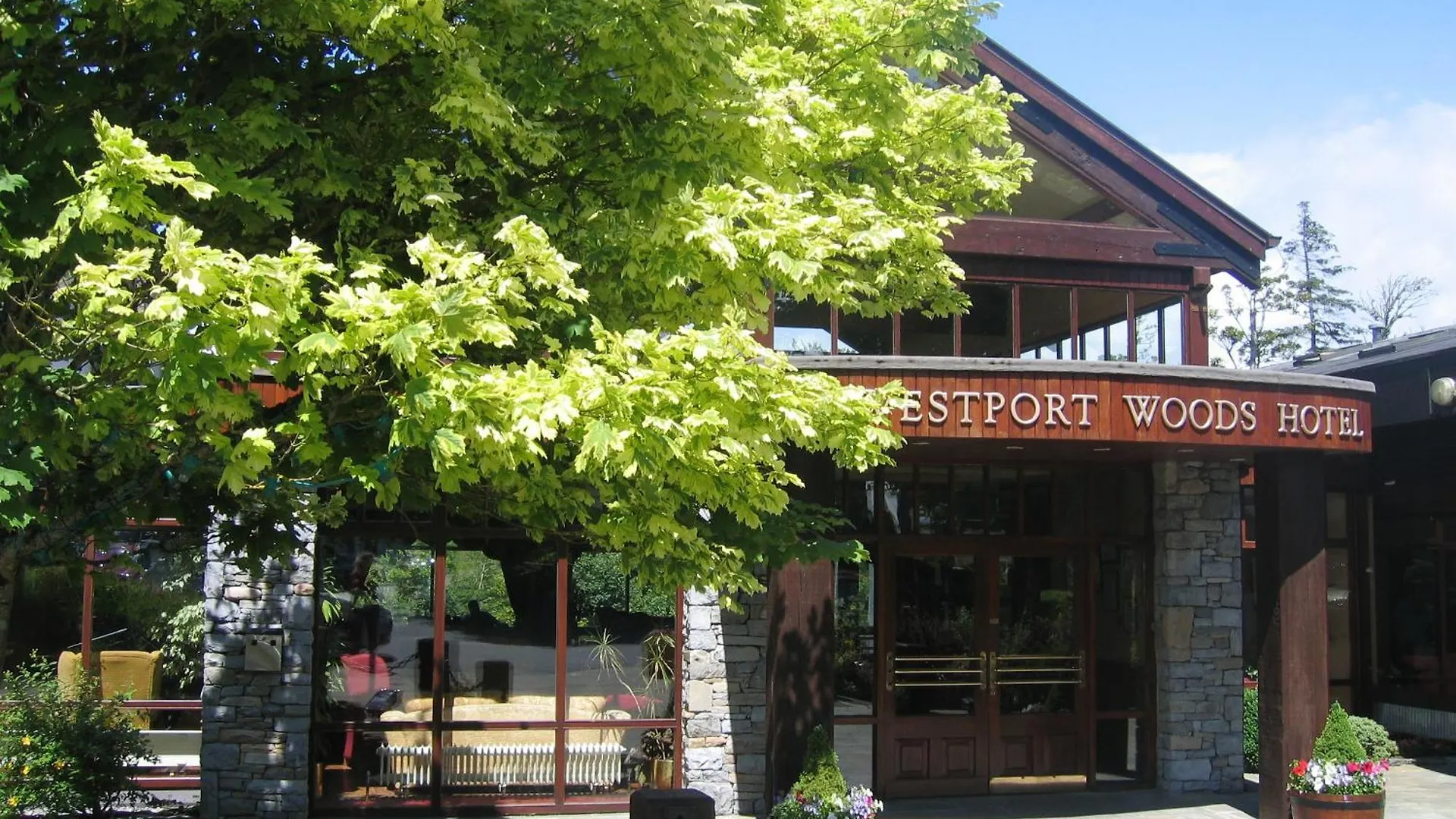 Westport Woods Hotel & Spa contacts
